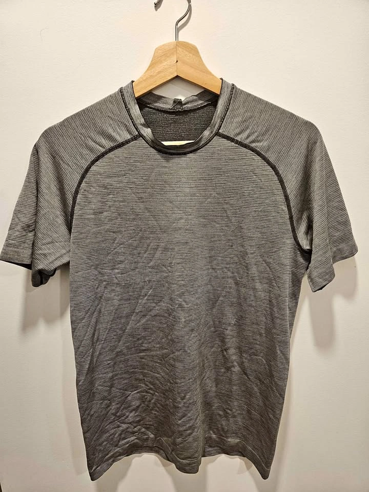 Lululemon Men's Grey Athletic Shirt (Size: S)