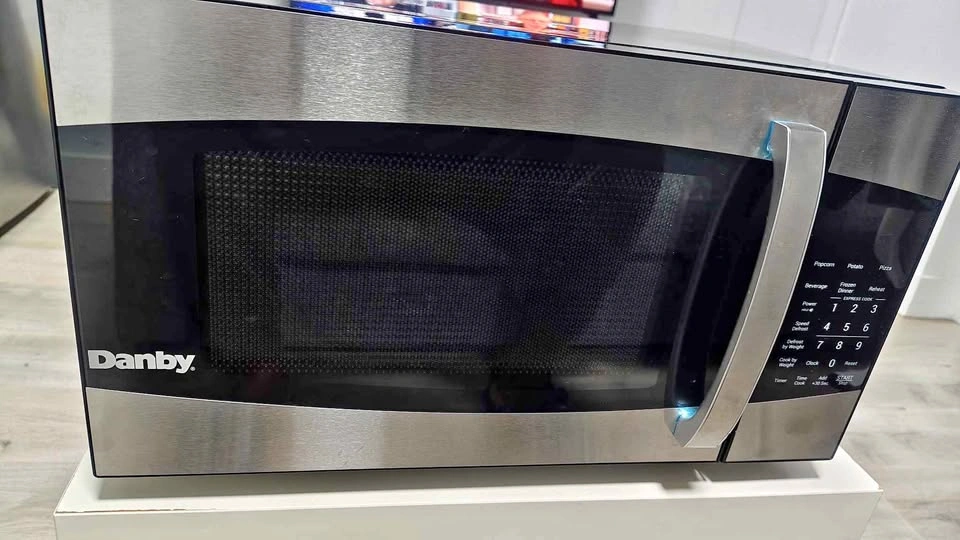 Brand new Danby microwave 0.9 cu, model DMW09A2BSSDB