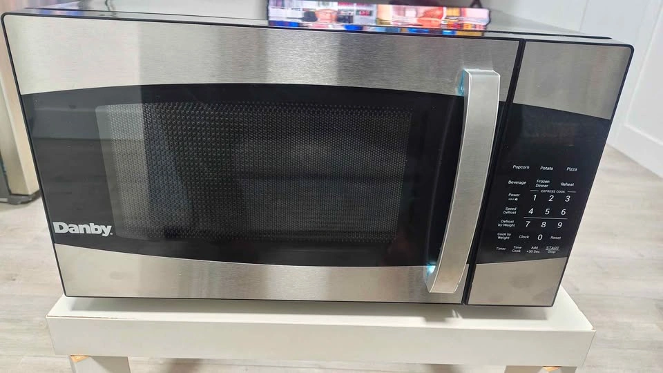 Brand new Danby microwave 0.9 cu, model DMW09A2BSSDB - photo 2