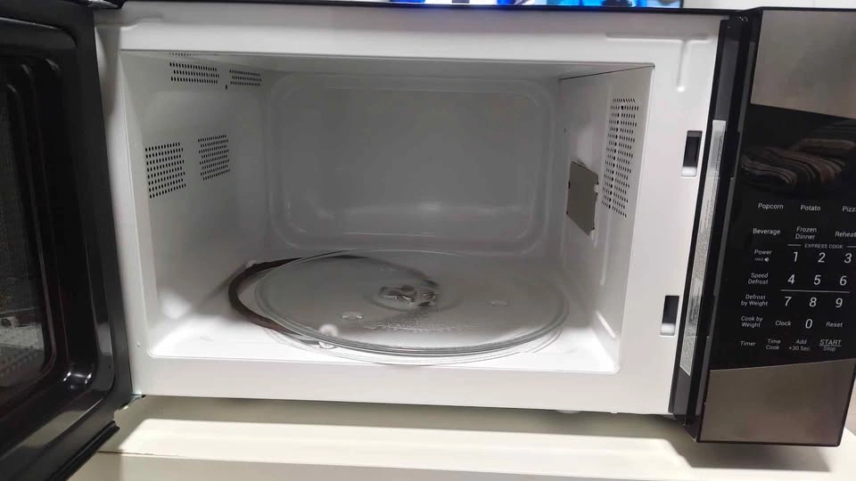 Brand new Danby microwave 0.9 cu, model DMW09A2BSSDB - photo 3