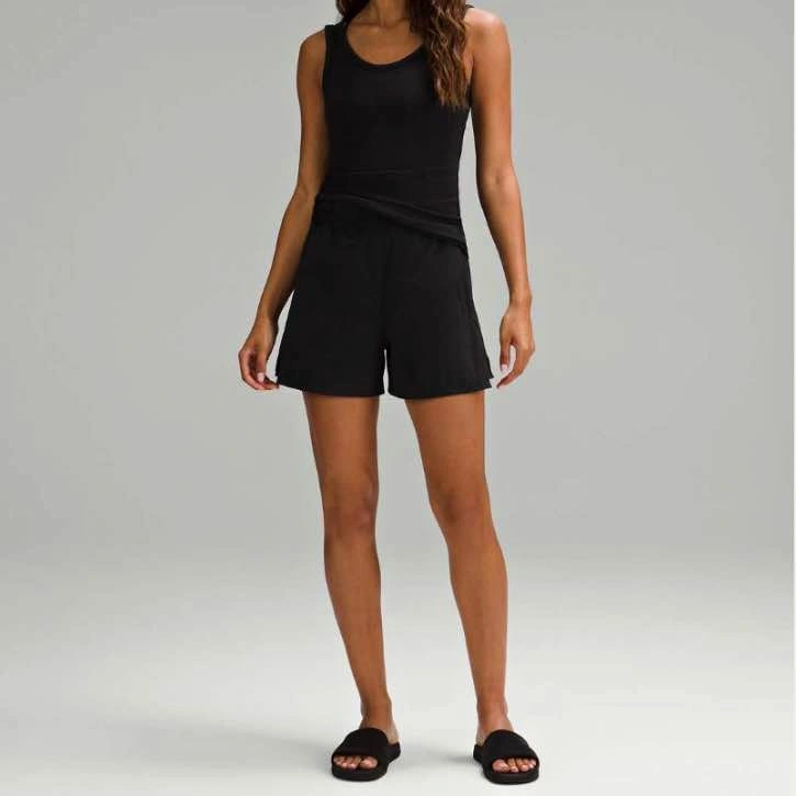 NWT Lululemon Stretch Woven Ruffle-Waist High Rise Short 4" - Si
