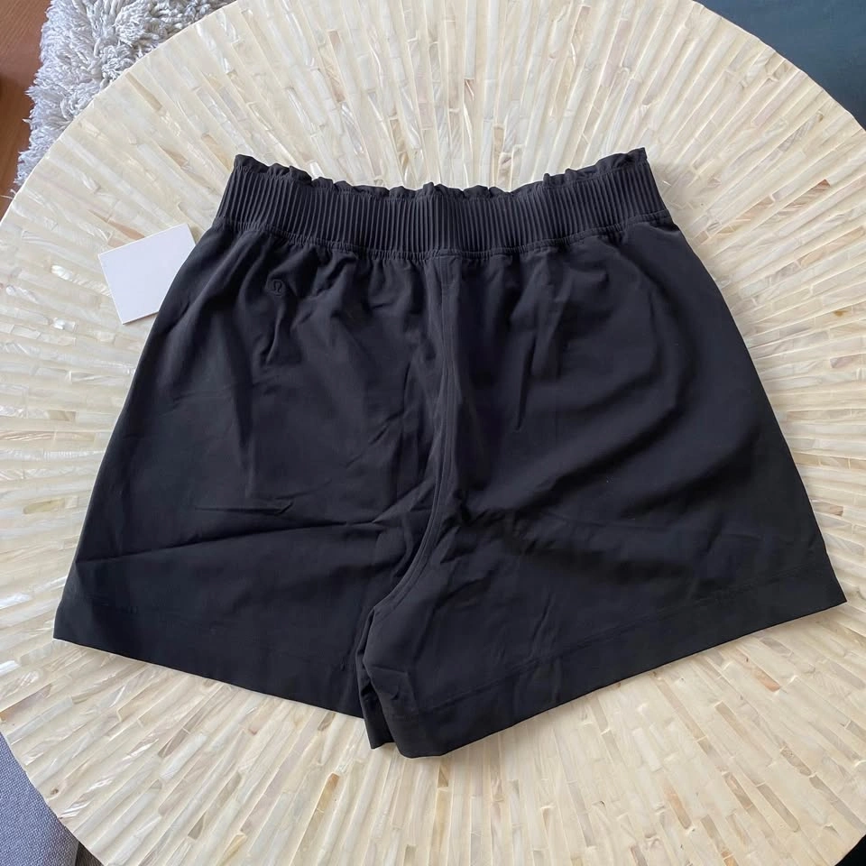 NWT Lululemon Stretch Woven Ruffle-Waist High Rise Short 4" - Si - photo 3