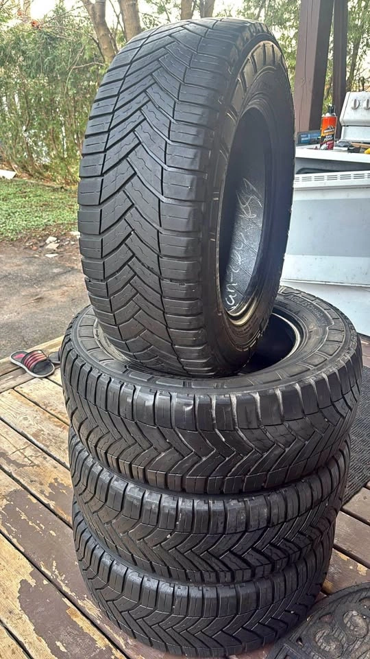 Michelin Agilis Cross Climate All Weather Tires 235/65R16C