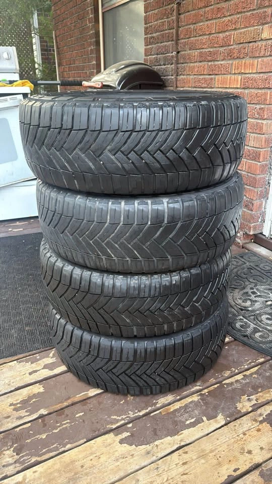 Michelin Agilis Cross Climate All Weather Tires 235/65R16C - photo 3