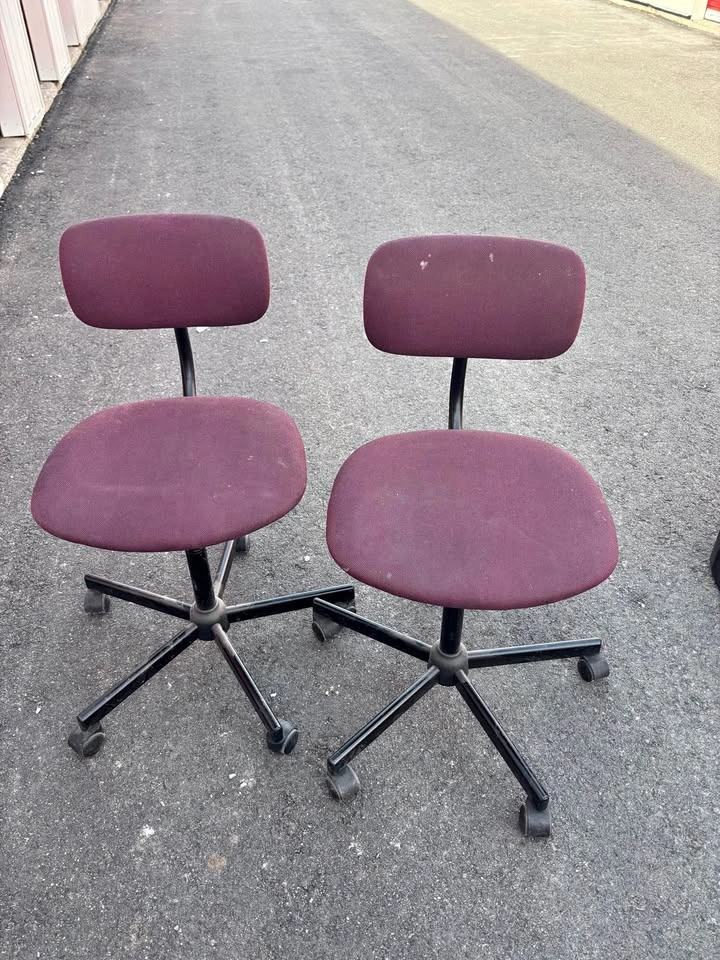 Maroon Swivel Office/ Desk Chair
