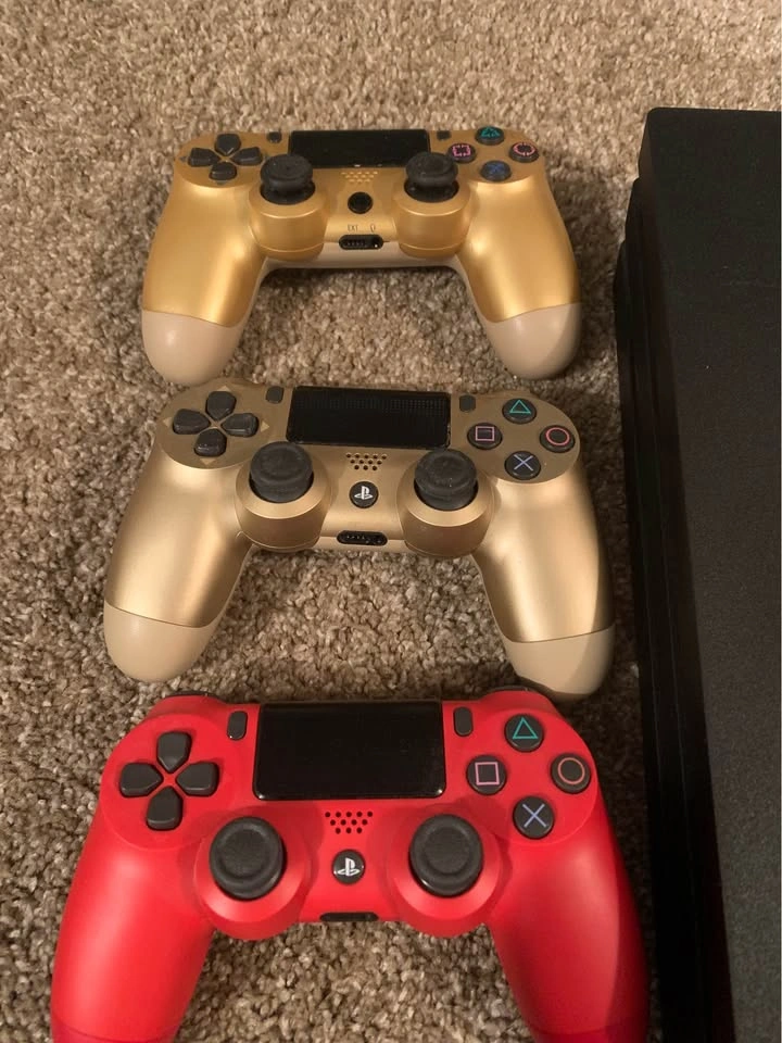 PlayStation 4 Pro 1TB w/ 3 Controllers - photo 3
