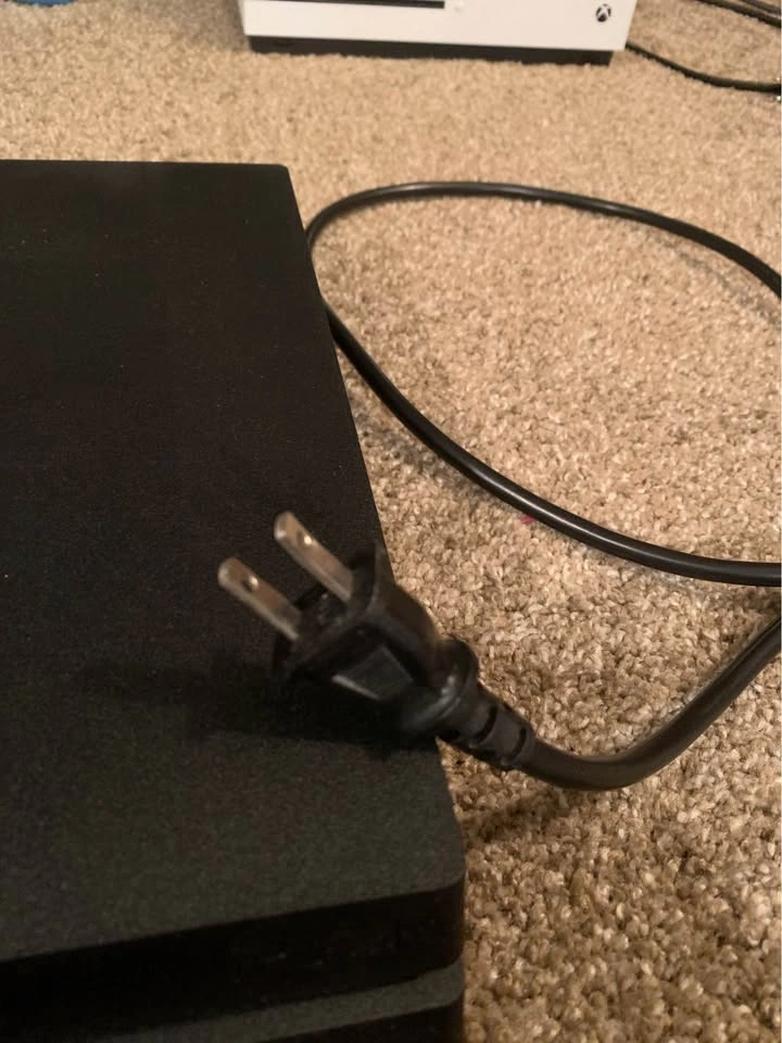 PlayStation 4 Pro 1TB w/ 3 Controllers - photo 5