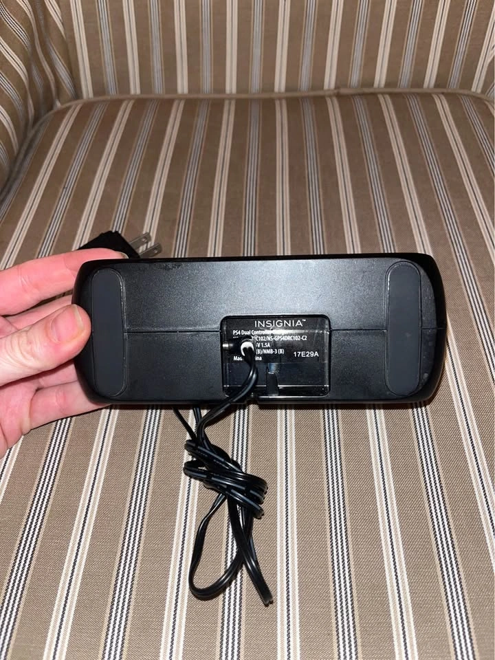 PlayStation 4 Insignia Charger Station - photo 2