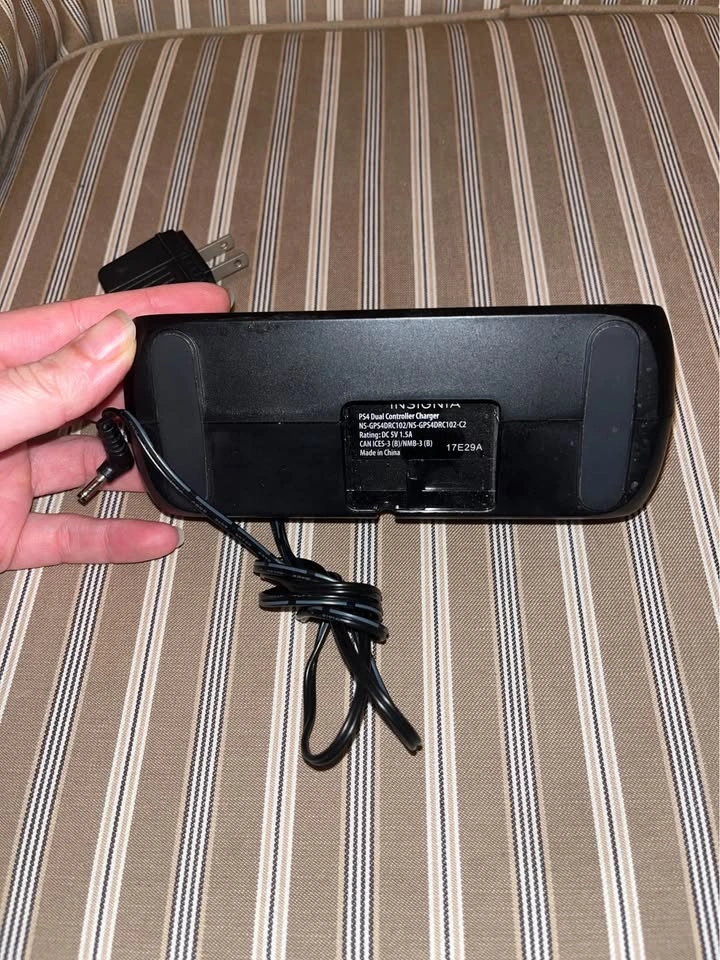 PlayStation 4 Insignia Charger Station - photo 3
