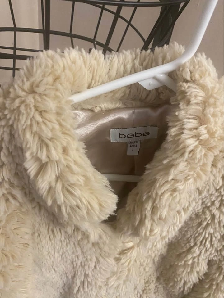 Bebe Cream Fuzzy Jacket Sz. M-L - photo 3