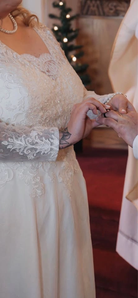 Plus Size 24 Long Sleeve Wedding Dress - photo 4