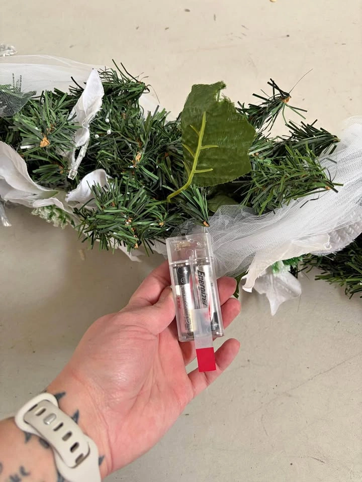 7ft Pre-lit White Poinsettia & Tule Garland