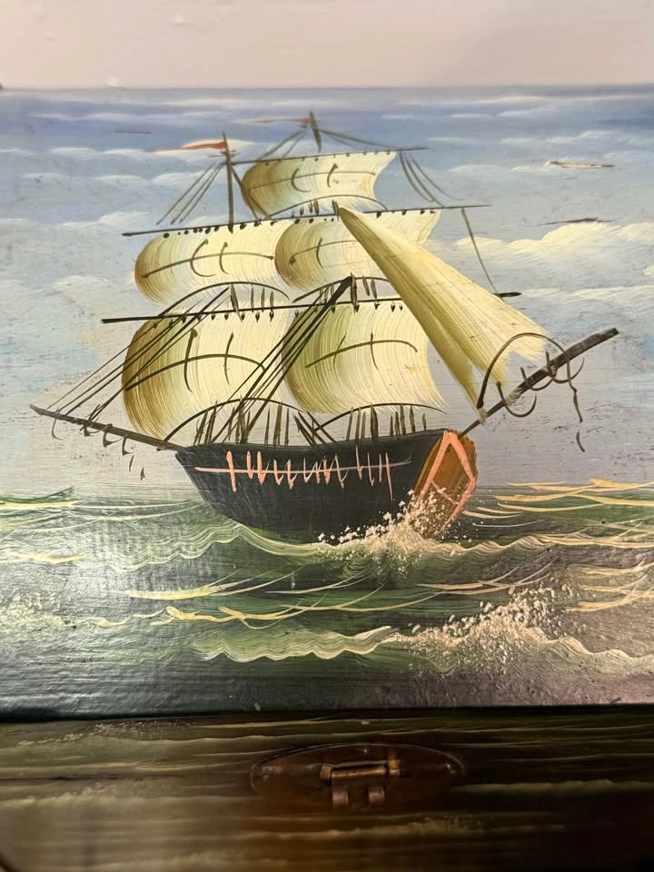 Small Hand Painted Chest - photo 4