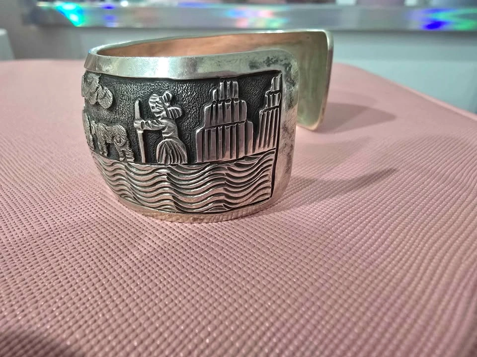 Authentic Navajo Storyteller Sterling Silver Cuff - Hand Carved - photo 4