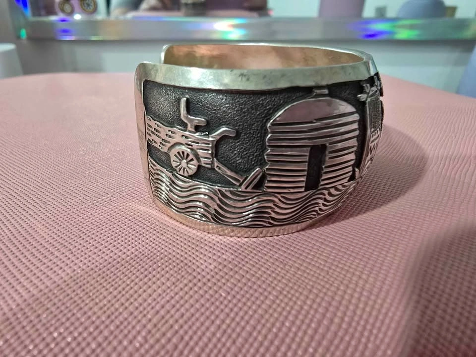 Authentic Navajo Storyteller Sterling Silver Cuff - Hand Carved - photo 5