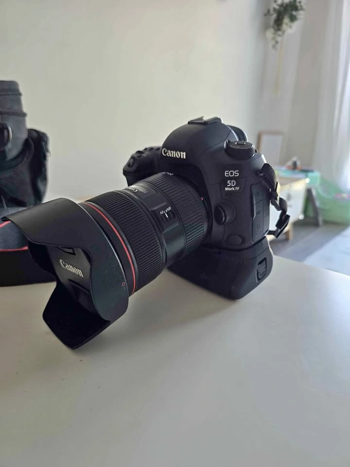 Canon 5D Mark IV + 24-70mm f/2.8L Lens Kit