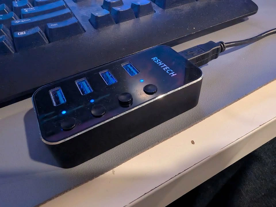 USB 3.0 Hub with Port Buttons - photo 2