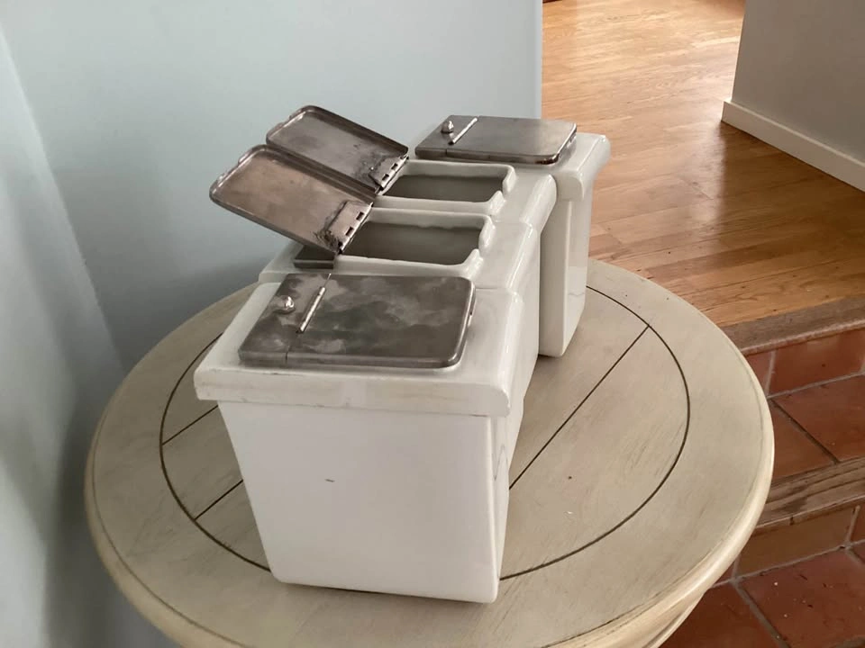 Four matching vintage condiment containers - photo 2