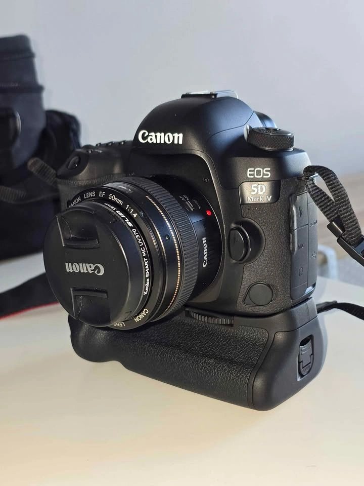 Canon 5D Mark IV DSLR Kit with 85mm f/1.8 and 50mm f/1.4 Lenses - photo 2