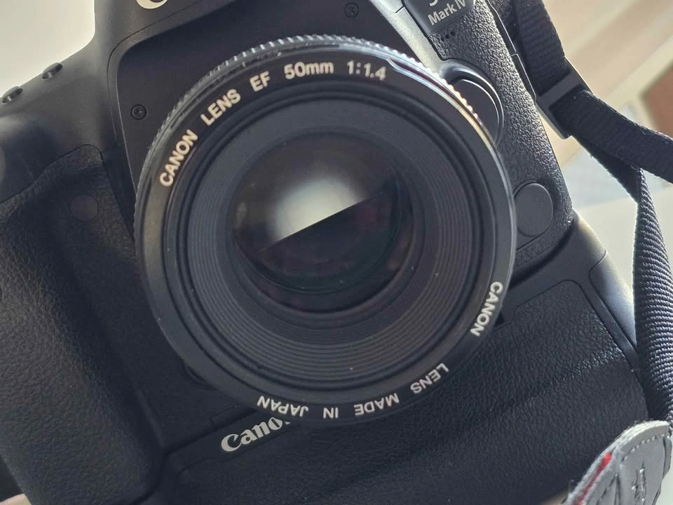 Canon 5D Mark IV DSLR Kit with 85mm f/1.8 and 50mm f/1.4 Lenses - photo 4