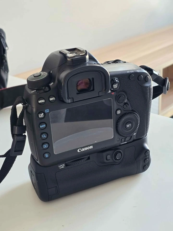 Canon 5D Mark IV DSLR Kit with 85mm f/1.8 and 50mm f/1.4 Lenses - photo 5