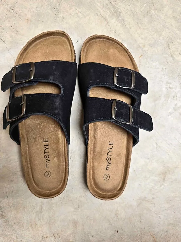 Sandals size 9 thumbnail