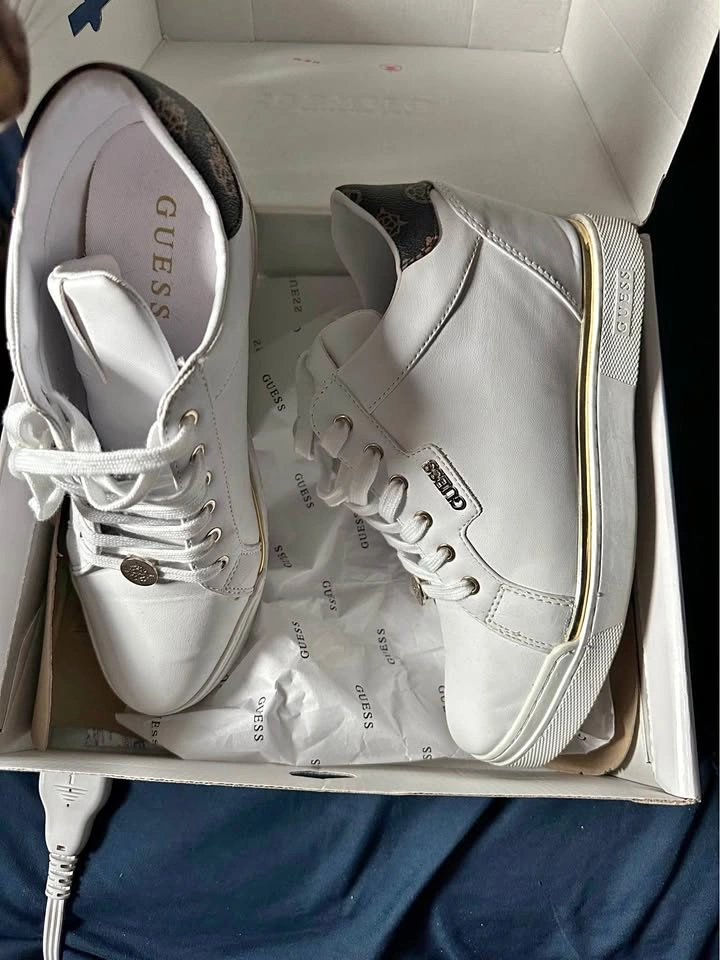 Guess Lifted Size 9.5 Women's Runner