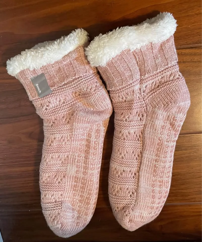 NEW Women’s Bench Slipper Socks image indicator(2)