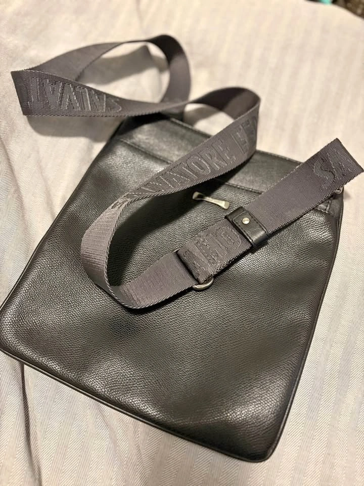 Salvatore Ferragamo Leather Crossbody Bag - Black