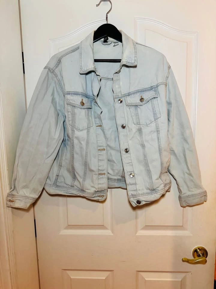 H&M Divided Light Wash Denim Jacket Size M Cropped Trucker Casua - photo 4