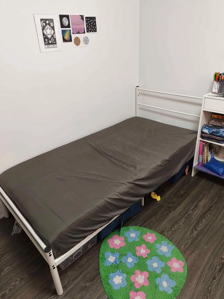 White Metal Single/Twin Bed Frame and IKEA Mattress - photo 3