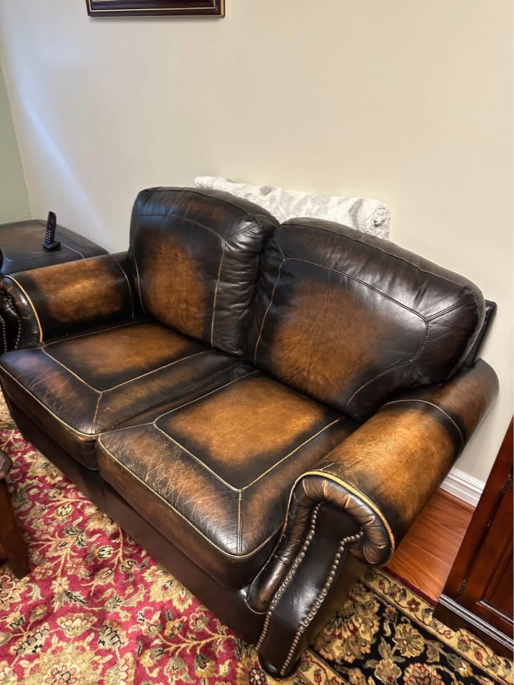 Complete living room furniture (couches table carpet included - photo 2