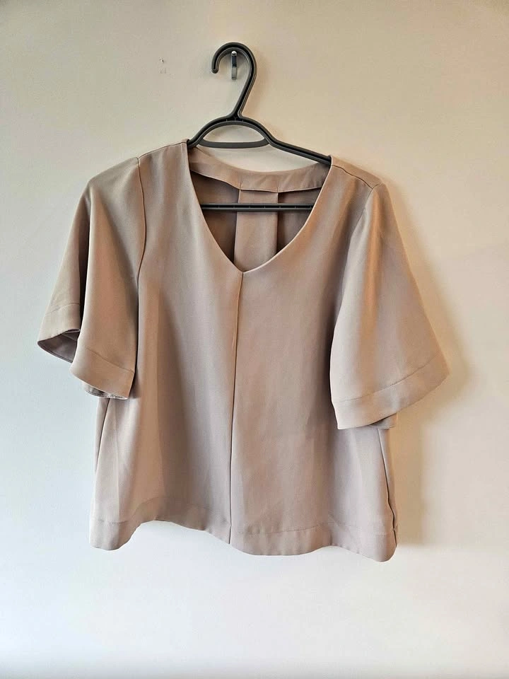 Beige V-neck Short Sleeve Top (Size M)