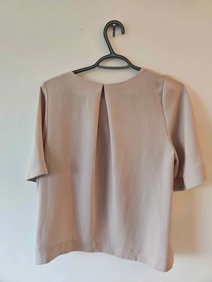 Beige V-neck Short Sleeve Top (Size M) - photo 2