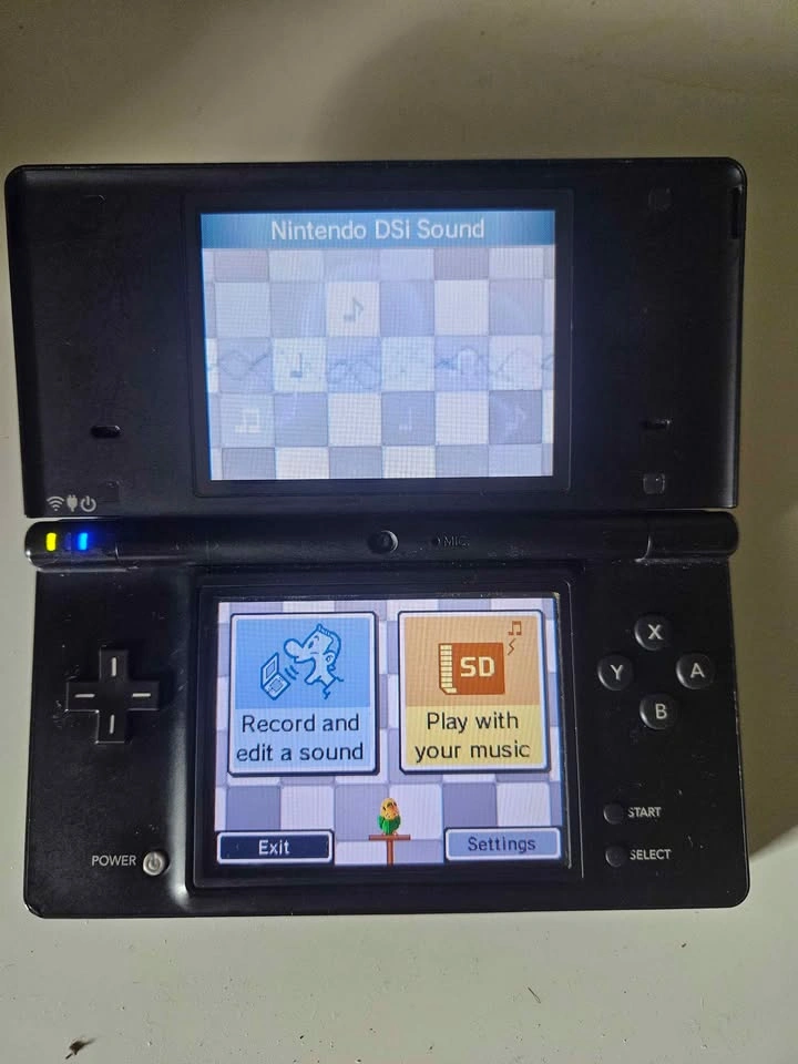 🔥 Nintendo DSi + NEW Battery and Charger - photo 2