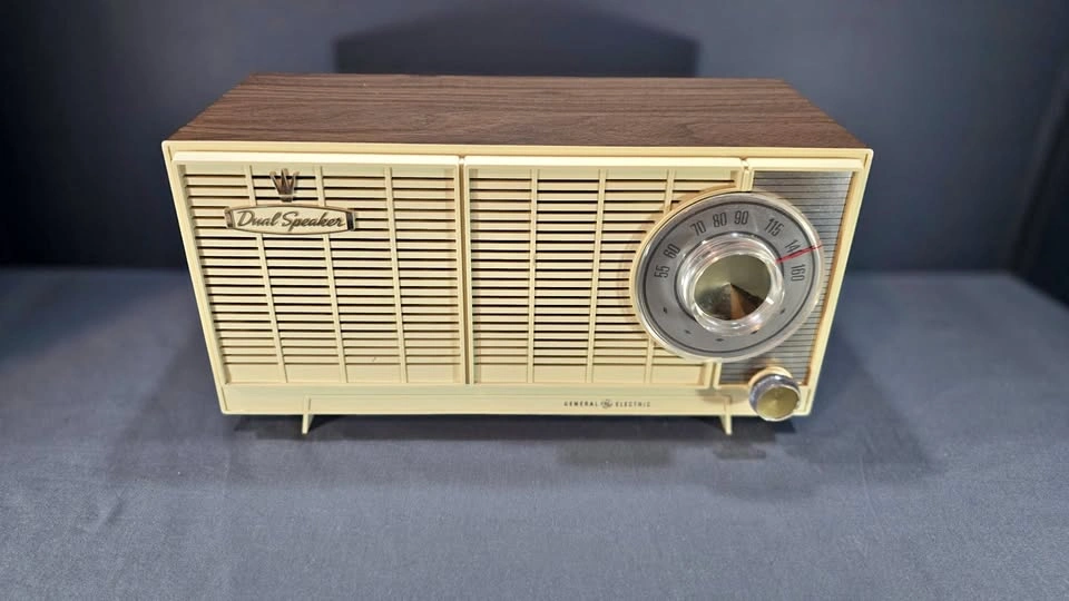 VINTAGE GENERAL ELECTRIC AM TUBE RADIO WITH WOOD-GRAIN CABINET