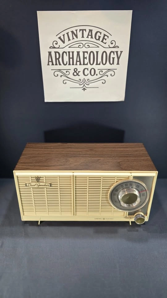 VINTAGE GENERAL ELECTRIC AM TUBE RADIO WITH WOOD-GRAIN CABINET - photo 4