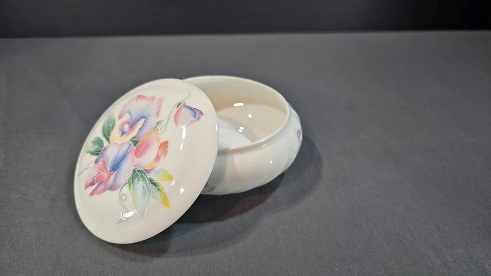 FINE BONE CHINA TRINKET BOX LITTLE SWEETHEART BY ANSLEY