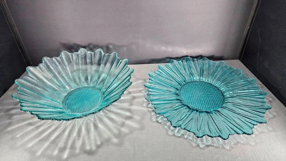 PRESSED GLASS SHELL-SHAPED BOWL AND PLATE SET