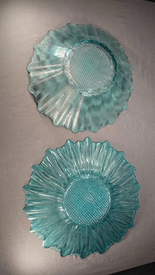 PRESSED GLASS SHELL-SHAPED BOWL AND PLATE SET - photo 2