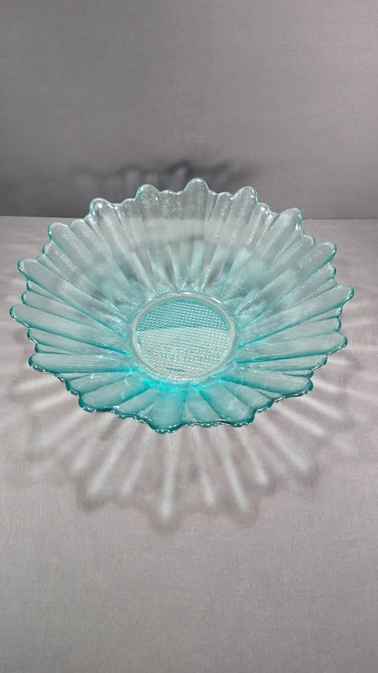 PRESSED GLASS SHELL-SHAPED BOWL AND PLATE SET - photo 3