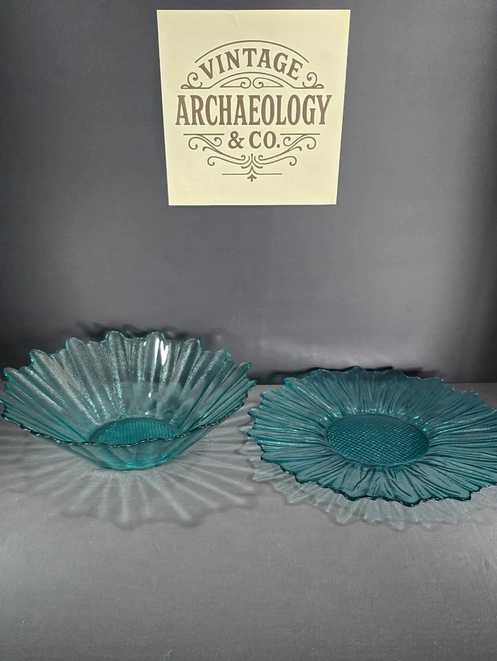 PRESSED GLASS SHELL-SHAPED BOWL AND PLATE SET - photo 5