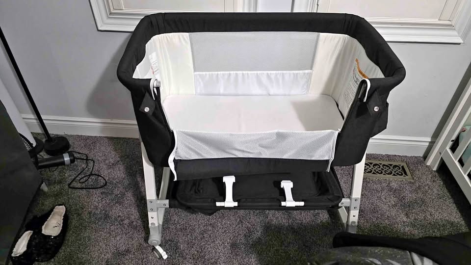 Baby bassinet bedside sleeper, adjustable with storage