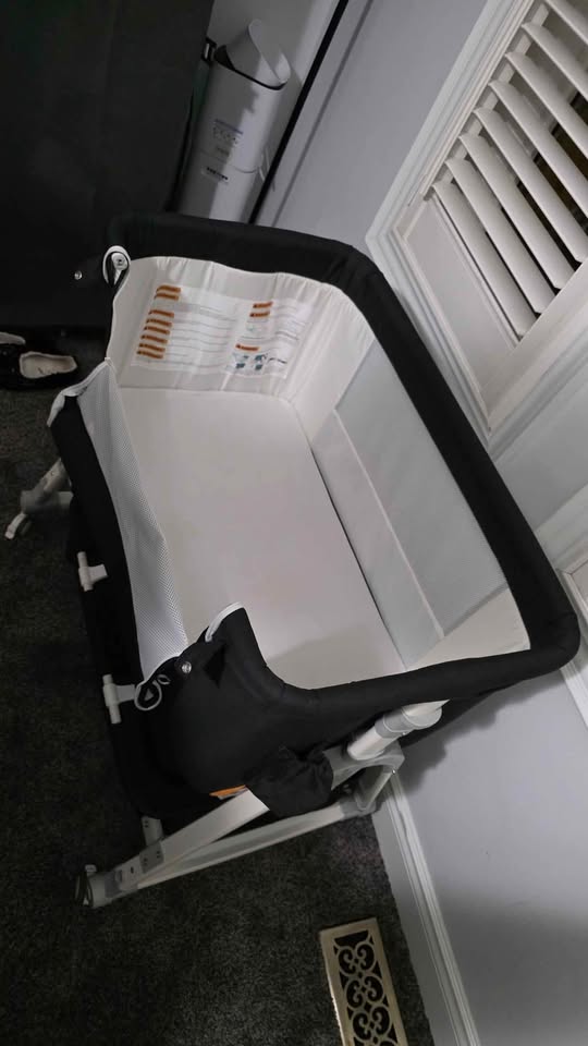 Baby bassinet bedside sleeper, adjustable with storage - photo 3