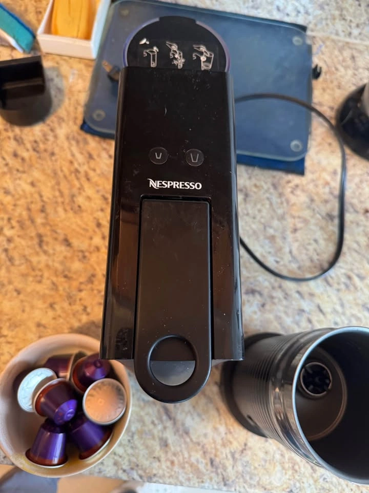 Nespresso Coffee Machine + Aeroccino Frother - photo 3