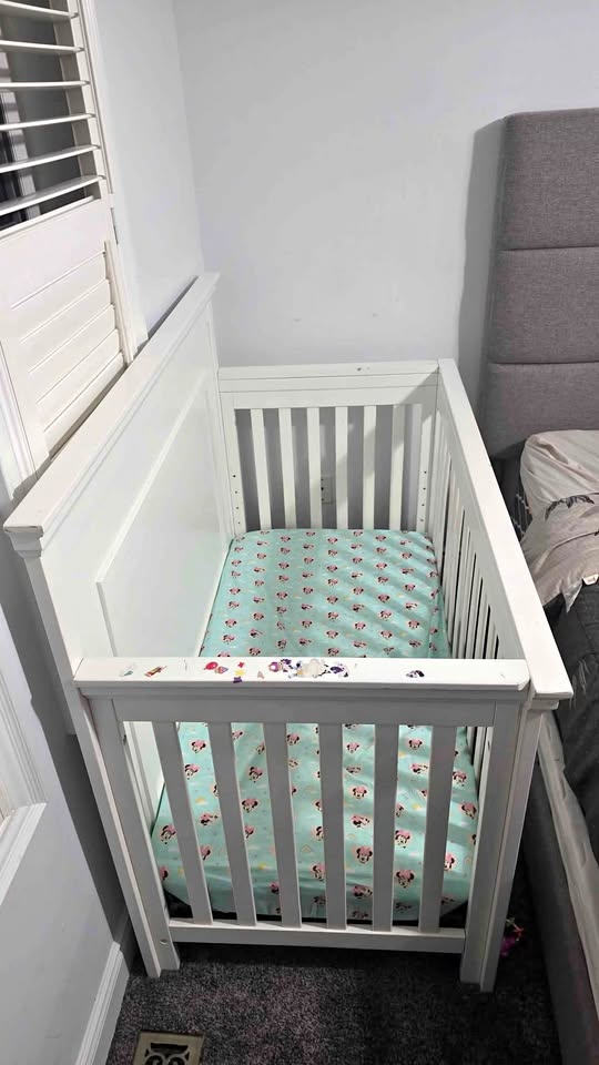 White Baby Crib – Good Condition + New Mattress