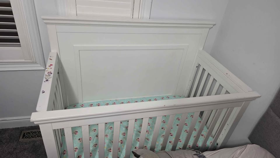 White Baby Crib – Good Condition + New Mattress - photo 2