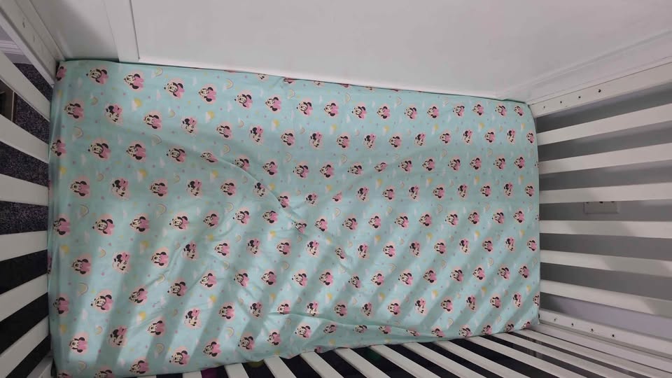 White Baby Crib – Good Condition + New Mattress - photo 3