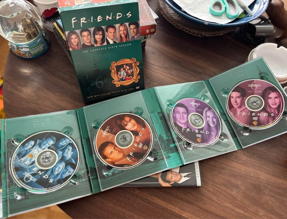 Friends DVD Sets - Season 4, 6 & Series Finale - photo 5