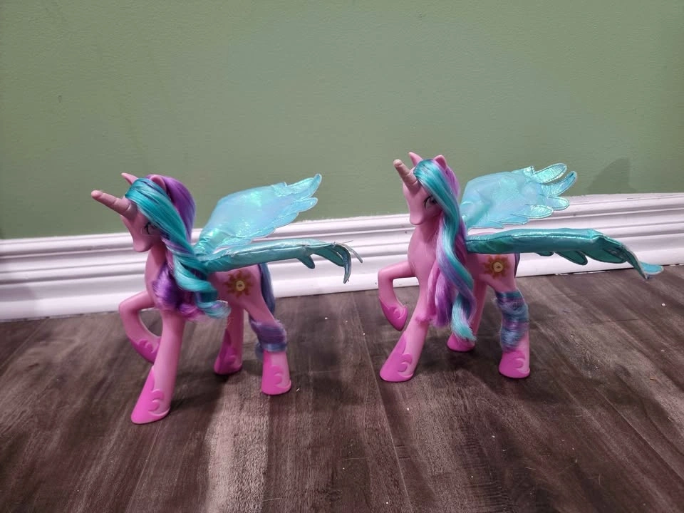 My Little Pony Princess Celestias - Talks and Light Up Wings - photo 3
